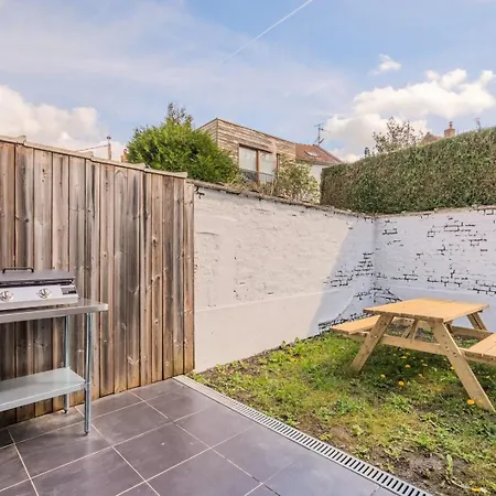 Сasa de vacaciones 3 Bedroom House With Garden, Near Tram *