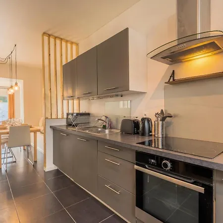 3 Bedroom House With Garden, Near Tram Сasa de vacaciones *