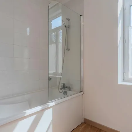 3 Bedroom House With Garden, Near Tram Holiday home *