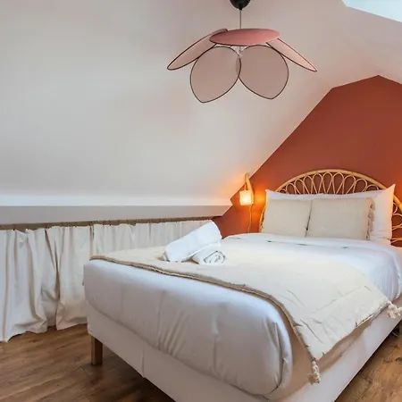 3 Bedroom House With Garden, Near Tram Holiday home *