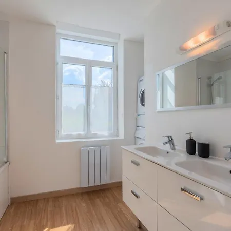 3 Bedroom House With Garden, Near Tram Holiday home *