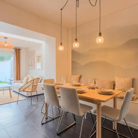 3 Bedroom House With Garden, Near Tram *