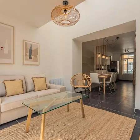 Сasa de vacaciones 3 Bedroom House With Garden, Near Tram *